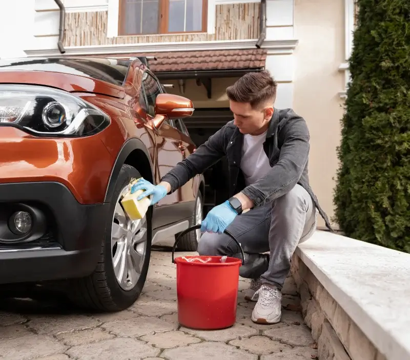 Lavage auto à domicile Lavau : professionnel intervenant sur un véhicule